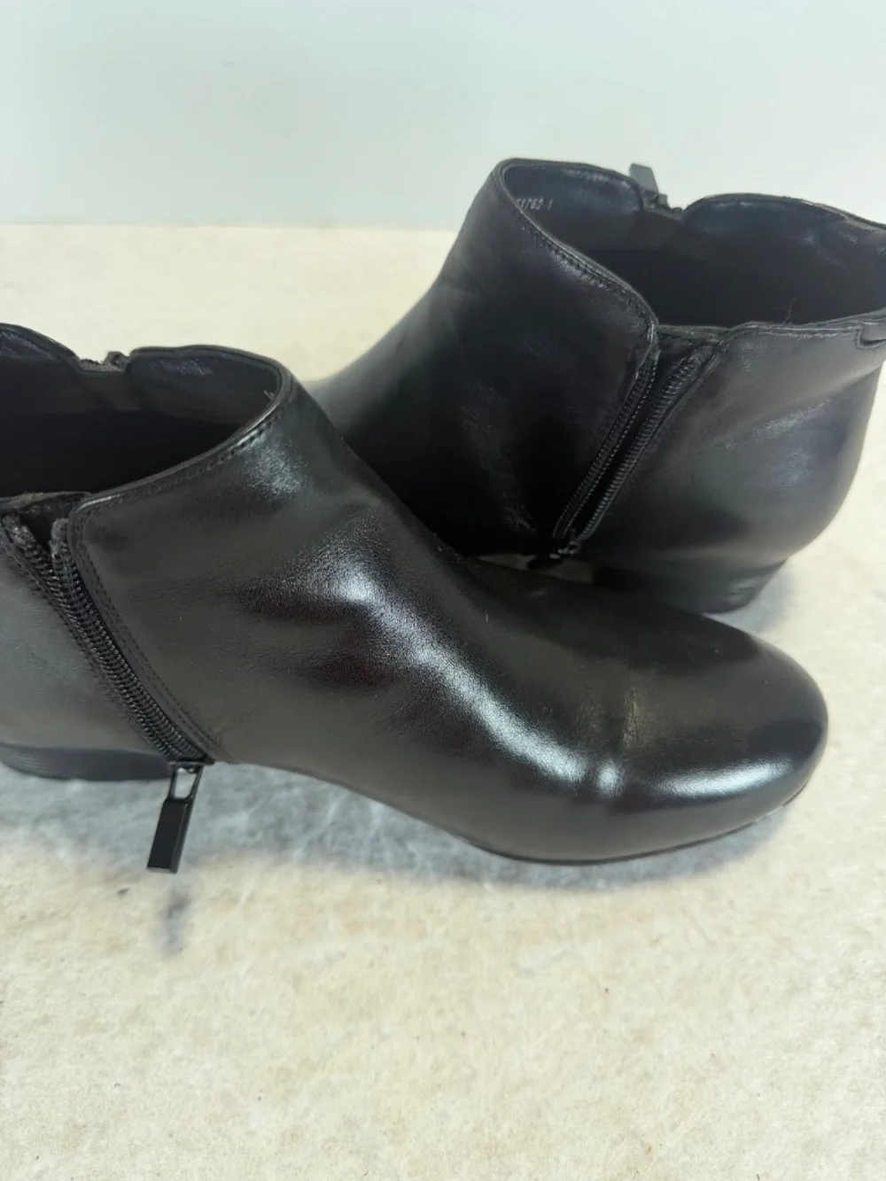 Trotters Womens 10.5W Black Leather Ankle Boots Side Zip Comfort Booties NWOT